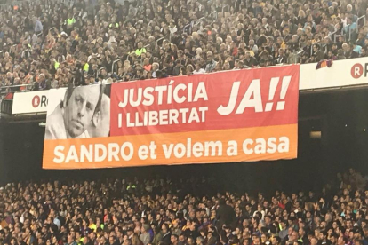 El Camp Nou formó un espectacular mosaico antes del duelo.