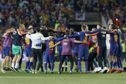 El Camp Nou formó un espectacular mosaico antes del duelo.