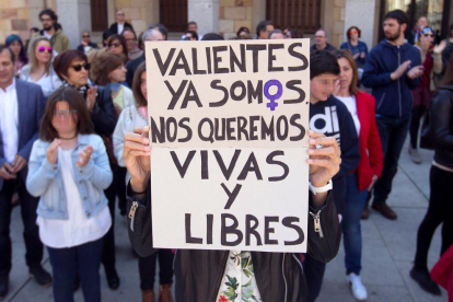 Concentración ayer en Zamora de grupos cívicos y feministas.