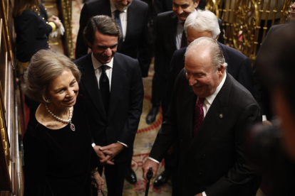 Felipe VI, ovacionado por Letizia y Leonor, al término de su discurso de ayer en el Congreso.