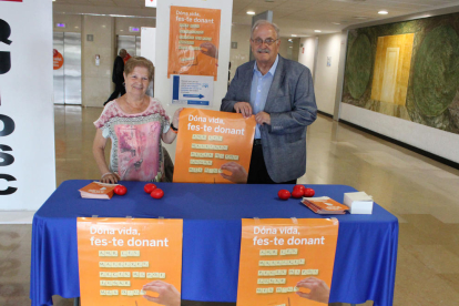 La mesa informativa en el vestíbulo del Arnau de Vilanova, ayer, con motivo del Día del Donante.  