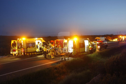 SEM, bomberos y Mossos D'Esquadra, trabajando para atender a las víctimas del trágico accidente.