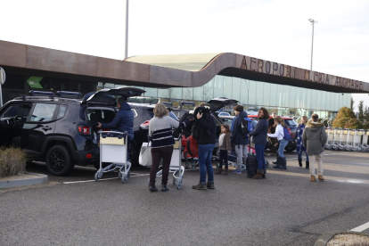 Viatgers del vol de Palma, ahir davant la terminal de l’aeroport d’Alguaire.
