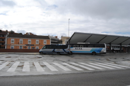 La nueva estación de autobuses de Mollerussa, ante la del ferrocarril. 