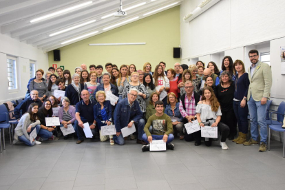 Fotografía de grupo de los participantes en el proyecto “Ens Escrivim”, que ayer se conocieron en persona en La Seu d’Urgell. 