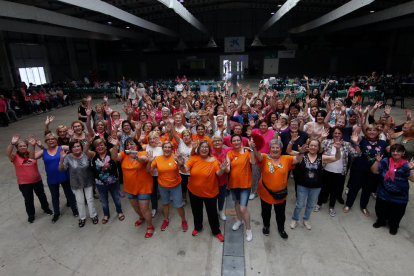 Fotografia de les participants ahir en l’Aplec de les Dones, celebrat al pavelló 4 de Fira de Lleida, amb l’organització del Casal de la Dona i la Paeria.