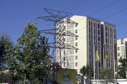 Imatge d’una línia elèctrica prop d’un edifici.