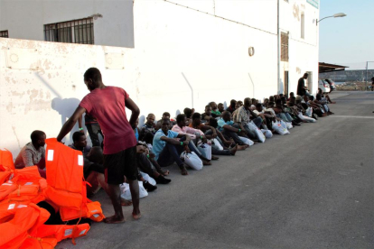Grup d’immigrants rescatats per Salvament Marítim.
