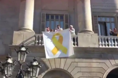 Ediles de Cs sacando un lazo amarillo del consistorio de Barcelona.