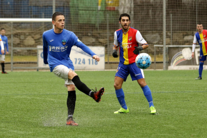 Joan Vicente enganxa una pilota en el partit d’ahir, disputat al camp de l’últim equip que va entrenar el seu pare, Emili Vicente.
