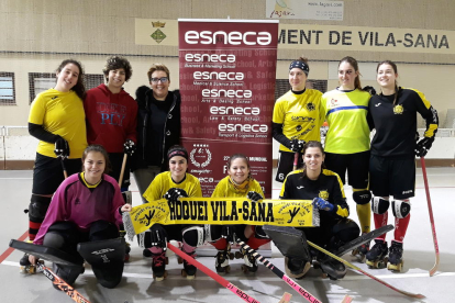 Montse Pere, de l’empresa Esneca, es va fotografiar ahir amb les jugadores del Vila-sana.