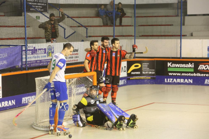 Un jugador del Reus intenta rematar a la porteria lleidatana, envoltat de jugadors del Llista, en una acció del partit d’ahir.