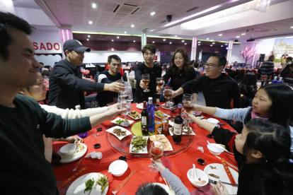 Xinesos es van reunir ahir per primera vegada per celebrar el nou any com a comunitat.