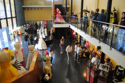 La exposición llenó el teatro de vestidos de papel