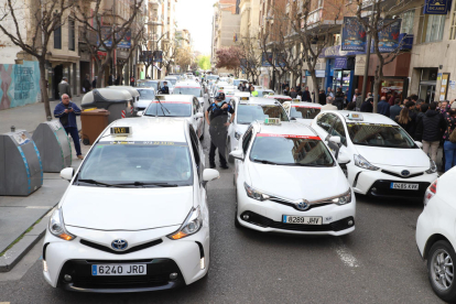 Marxa lenta dels taxistes de Lleida en record del seu company assassinat