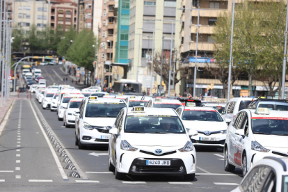 Marxa lenta dels taxistes de Lleida en record del seu company assassinat