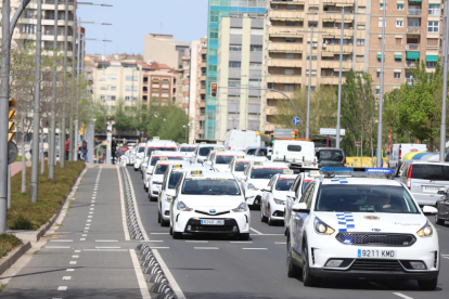 Marxa lenta dels taxistes de Lleida en record del seu company assassinat