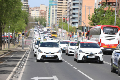 Marxa lenta dels taxistes de Lleida en record del seu company assassinat