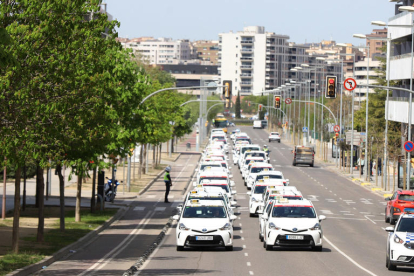 Marxa lenta dels taxistes de Lleida en record del seu company assassinat