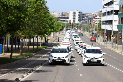 Marxa lenta dels taxistes de Lleida en record del seu company assassinat