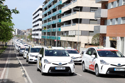 Marxa lenta dels taxistes de Lleida en record del seu company assassinat