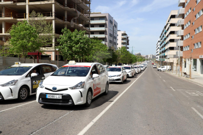 Marxa lenta dels taxistes de Lleida en record del seu company assassinat