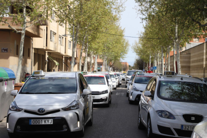 Marxa lenta dels taxistes de Lleida en record del seu company assassinat