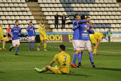 Jugadors del Lleida celebren el 2-0, marcat per Pumar dissabte davant del Badalona.