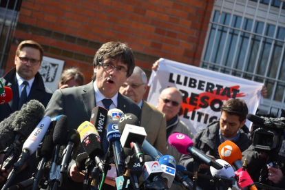 Carles Puigdemont, ahir, al sortir de la presó de Neumünster, compareixent davant de nombrosos mitjans.