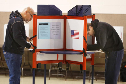 Dos nord-americans emeten el seu vot a l’Immaculate Conception Parish Hall de Ravenna, Ohio.