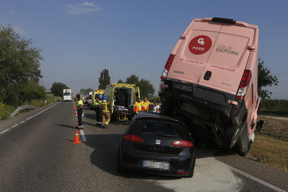 Imatge del tràiler i la furgoneta de manteniment de carreteres de l’accident de Bell-lloc.