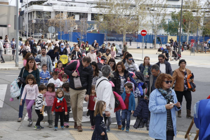 El colegio Francesco Tonucci de Cappont acogió ayer la salida de la primera caminata popular “Camins Escolars”.