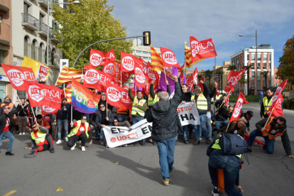 Més de mig miler de persones es manifesten fins a la seu de la patronal Femel per exigir millores salarials i laborals