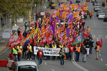 Més de mig miler de persones es manifesten fins a la seu de la patronal Femel per exigir millores salarials i laborals