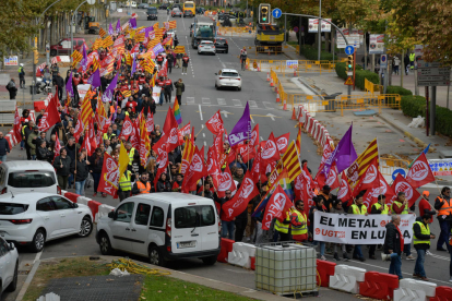Más de medio millar de personas se manifiestan hasta la sede de la patronal Femel para exigir mejoras salariales y laborales