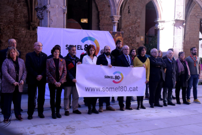 Buch i Lloveras, acompanyats pel Govern i els líders independentistes, ahir, a Barcelona.