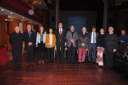 Els guanyadors del premi i l’accèssit, ahir a L’Amistat amb el jurat del certamen i l’alcalde.