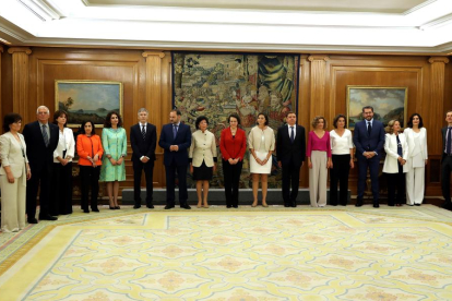 Els 17 ministres del Govern de Sánchez prometen els seus càrrecs davant de Felip VI