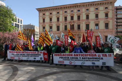 Protesta para reclamar la jubilación anticipada  -  Guardias urbanos y mossos d’esquadra protestaron ayer ante la subdelegación del Gobierno para reclamar la jubilación a los 60 años.