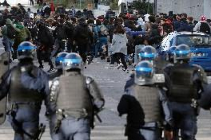 El Gobierno francés investigará el arresto masivo de estudiantes en una protesta