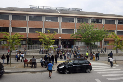 Pares i alumnes ahir a l’hora de la sortida de classe al col·legi Frederic Godàs de Cappont, a Lleida.
