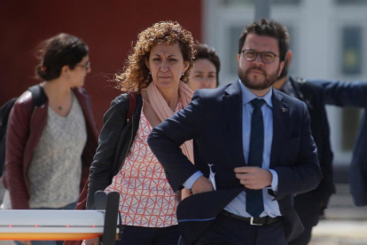 El vicepresidente de la Generalitat, Pere Aragonés, junto a la consellera Ester Capella  a la salida de la cárcel de Estremera este martes, tras visitar a sus antecesores Oriol Junqueras y Raül Romeva.