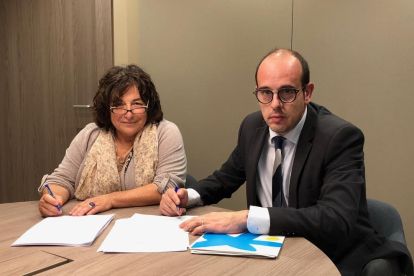 La gerent de la Fundació Privada Ilersis, Teresa Benet, i el director de banca d'institucions de CaixaBank a Lleida, Geremi Camí.