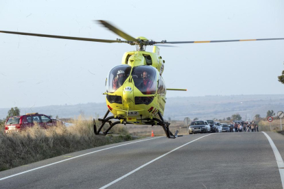 Moment en què l’helicòpter del SEM va evacuar el motorista ferit crític.