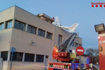 Dos morts en estavellar-se una avioneta en una gasolinera de Badia del Vallès