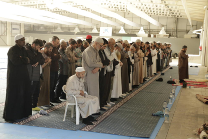 Musulmanes rezando ayer en el pabellón 4 de los Camps Elisis.