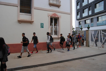 Els alumnes del nou institut de Mollerussa entren a l'edifici de l'antic hotel Cal Duch.