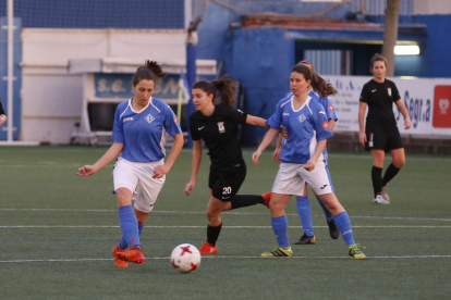 Una jugadora de l'AEM desplaça la pilota en una de les accions del partit davant del Peña Ferranca.