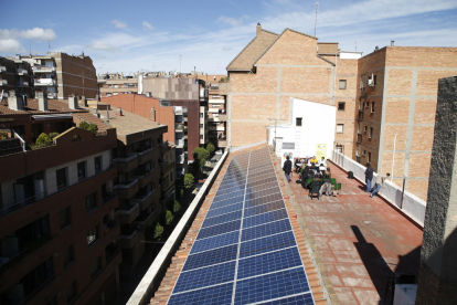 Vista de las cerca de 50 placas solares instaladas en el tejado de las Llars del Seminari, en la calle Maragall de Lleida. 
