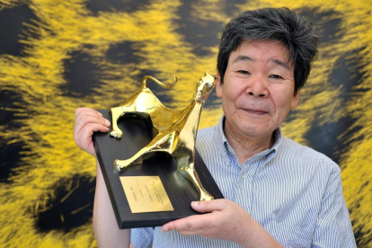 El realitzador nipó Isao Takahata, rebent un premi a Locarno, Suïssa.